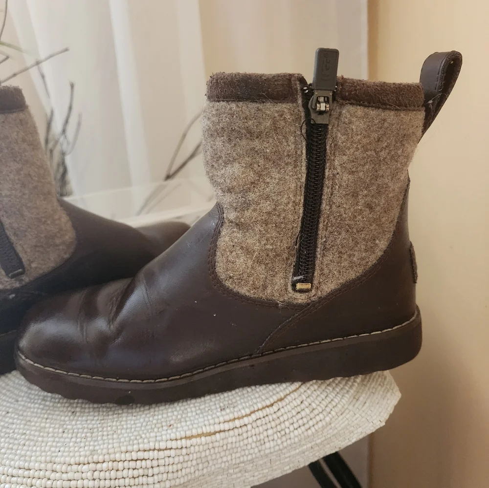 UGGS Bayson leather waterproof brown ankle boots wool snow zip unisex kid size 1